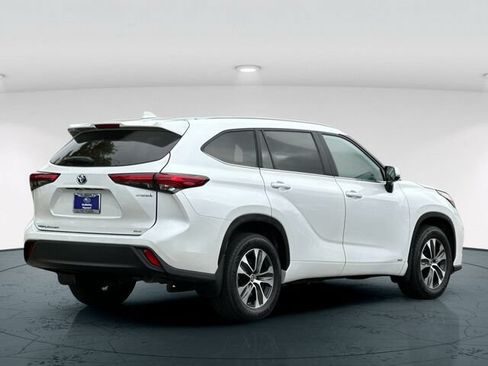Used 2023 Toyota Highlander XLE AWD/4WD image 6