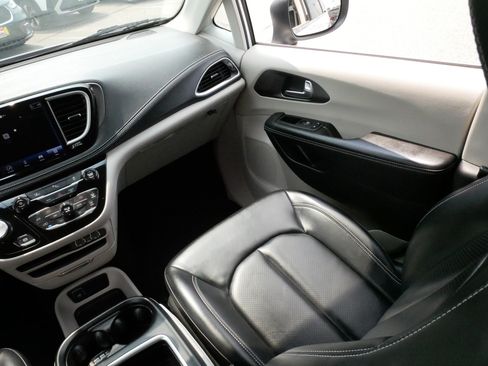 Used 2023 Chrysler Pacifica Touring-L FWD image 11