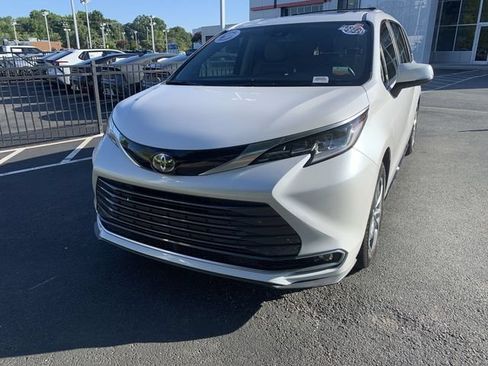 Used 2023 Toyota Sienna Limited FWD image 4