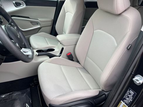 Used 2025 Kia Soul LX w/ LX Technology Package image 33