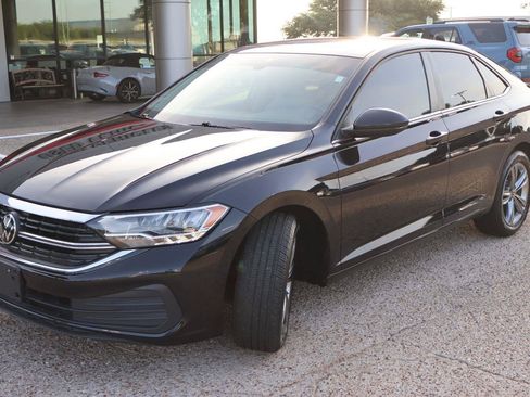 Used 2023 Volkswagen Jetta SE w/ Panoramic Sunroof Package FWD image 7