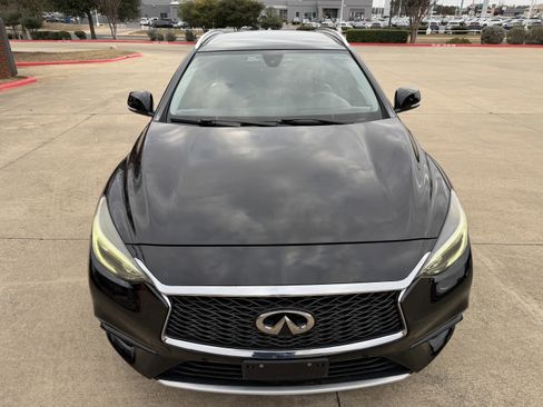 Used 2017 INFINITI QX30 Premium w/ Navigation Package image 4