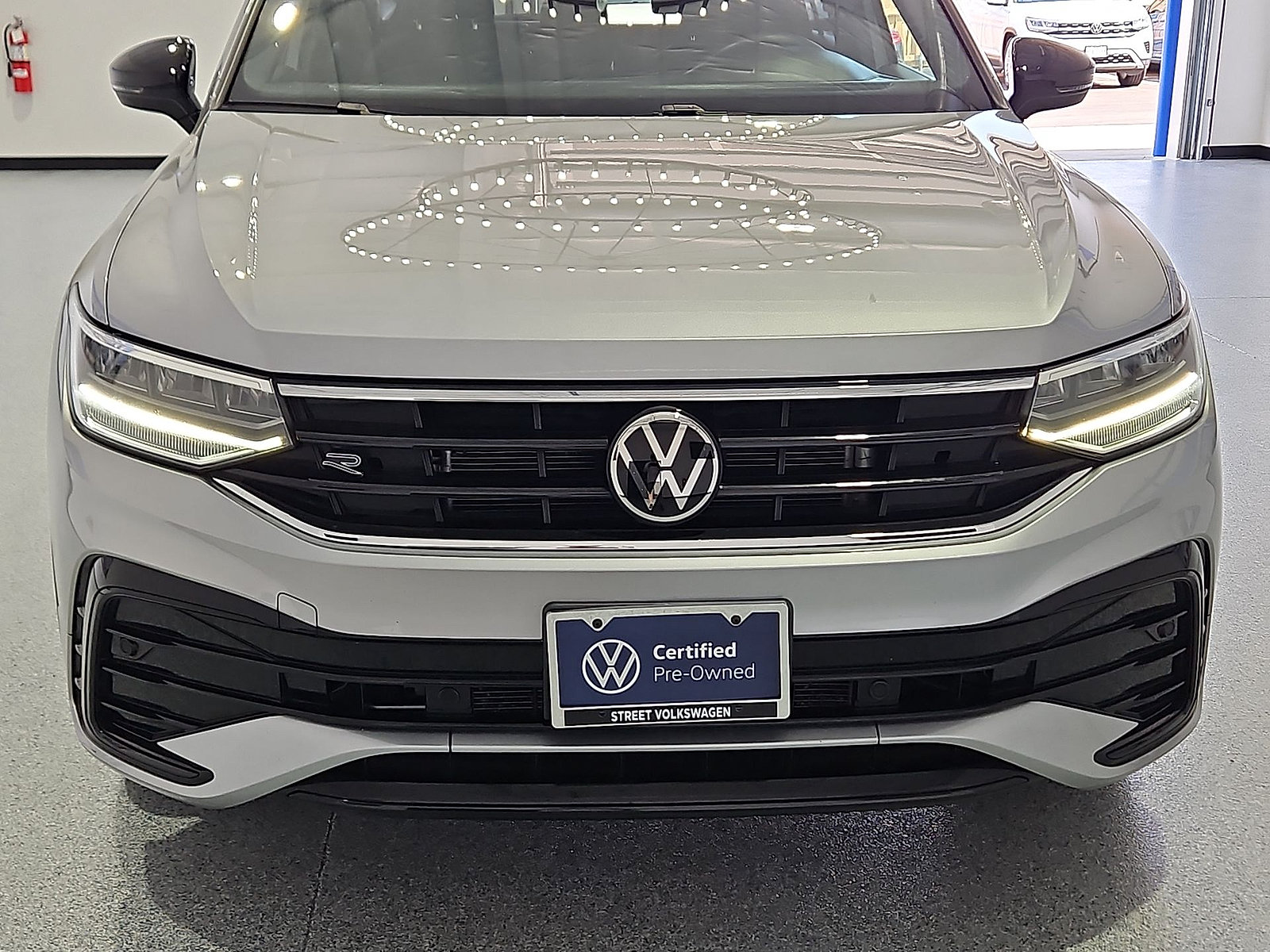 Used 2023 Volkswagen Tiguan SE R-Line FWD image 10