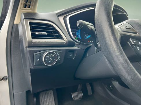 Used 2019 Ford Fusion SE image 12