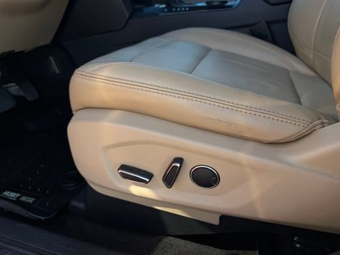 Used 2017 Ford Explorer XLT w/ Equipment Group 202A FWD image 14