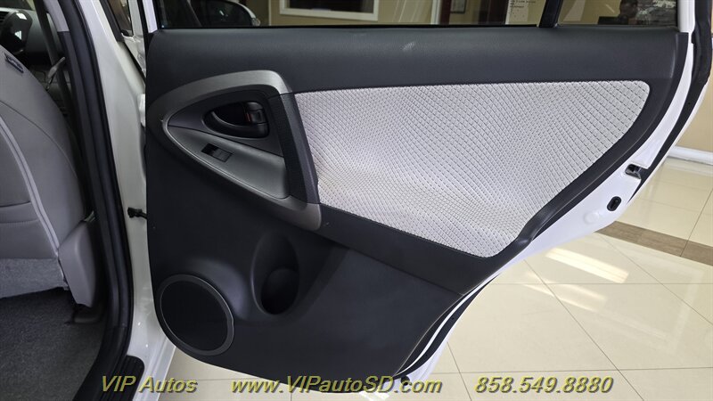 Used 2013 Toyota RAV4 EV FWD image 14