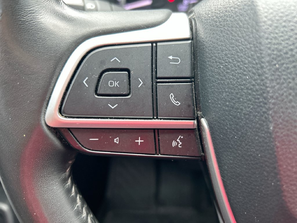 Used 2024 Toyota Highlander LE FWD image 16