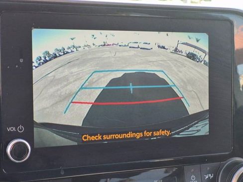 Used 2025 Toyota Highlander LE image 12