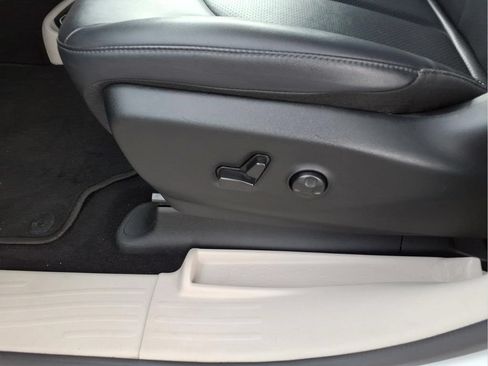 Used 2024 Chrysler Pacifica Touring-L FWD image 17