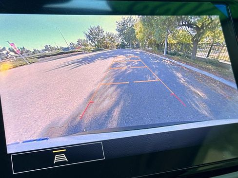 Used 2022 Chevrolet Bolt EUV LT w/ Convenience Package FWD image 27