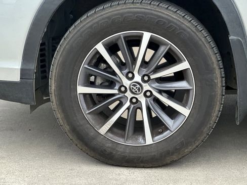 Used 2019 Toyota Highlander XLE image 27