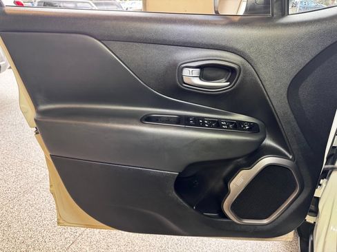 Used 2022 Jeep Renegade Latitude AWD/4WD image 21