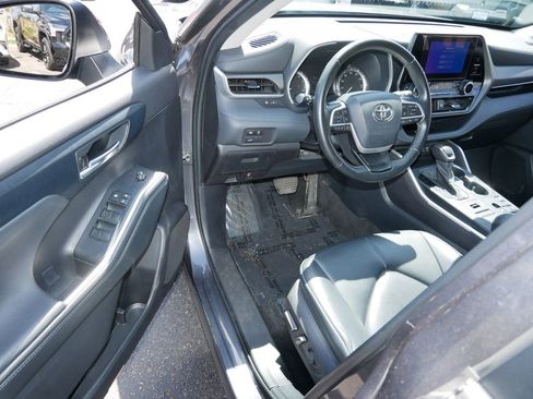 Used 2023 Toyota Highlander XLE AWD/4WD image 10