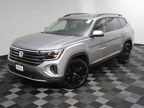 Used 2025 Volkswagen Atlas SE w/ Black Wheel Package image 2