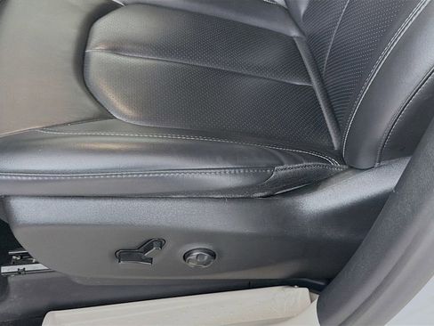 Used 2023 Chrysler Pacifica Touring-L FWD image 21