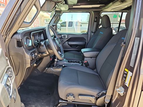 Used 2025 Jeep Wrangler Unlimited Rubicon 4xe w/ Convenience Group AWD/4WD image 9