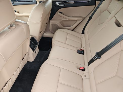 Certified 2025 Porsche Macan image 28