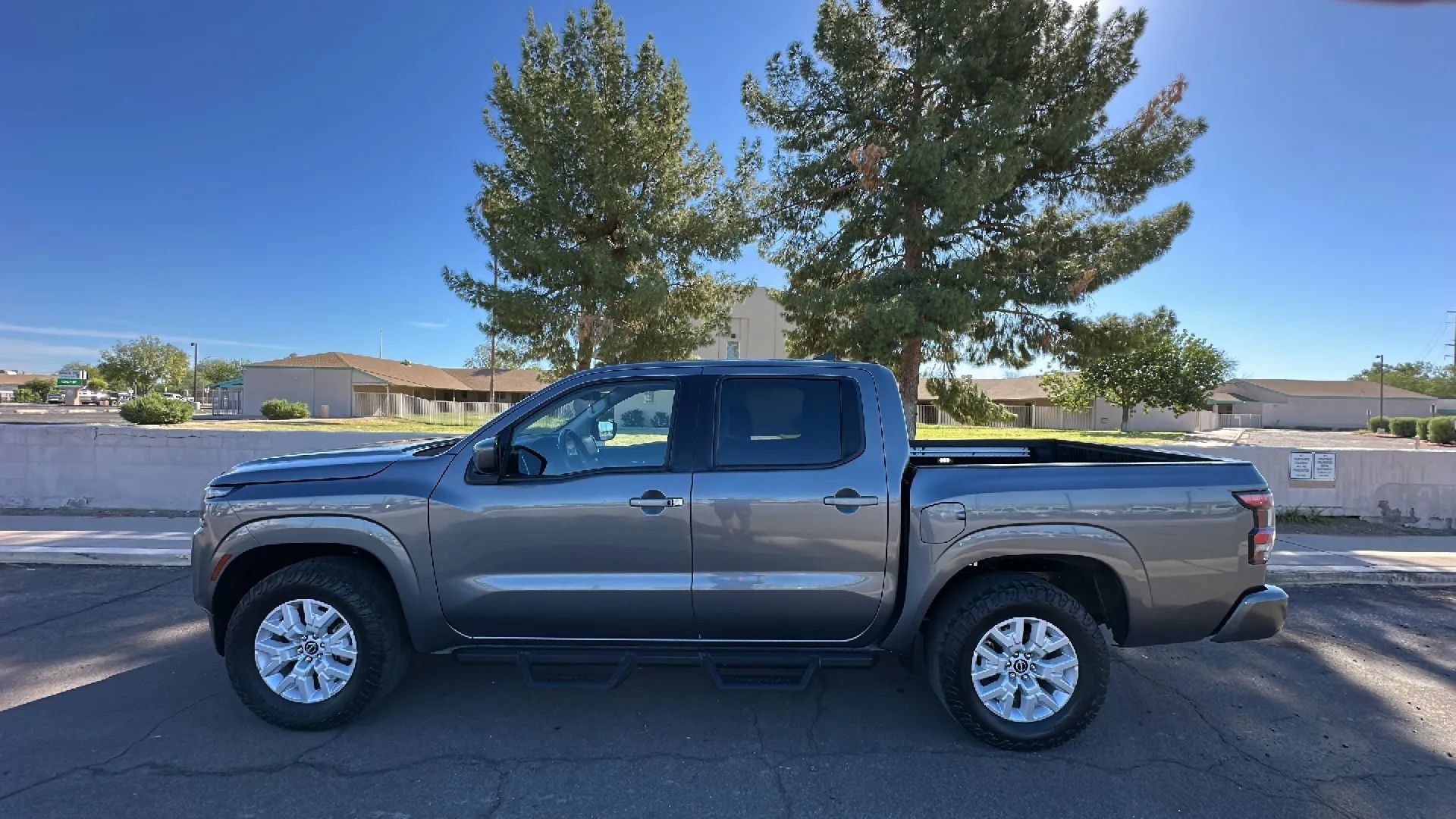 Used 2022 Nissan Frontier SV AWD/4WD image 1