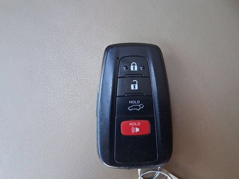 Used 2022 Toyota RAV4 XLE Premium AWD/4WD image 32