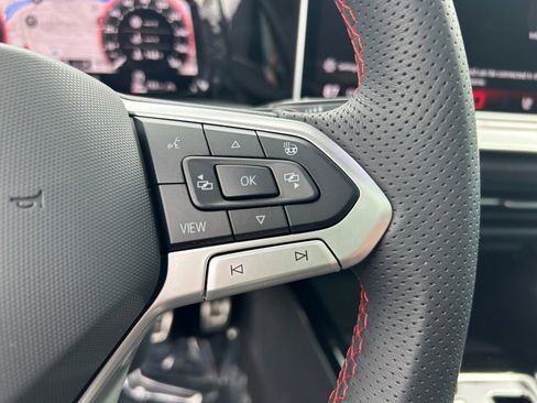 Used 2025 Volkswagen GTI SE FWD image 17