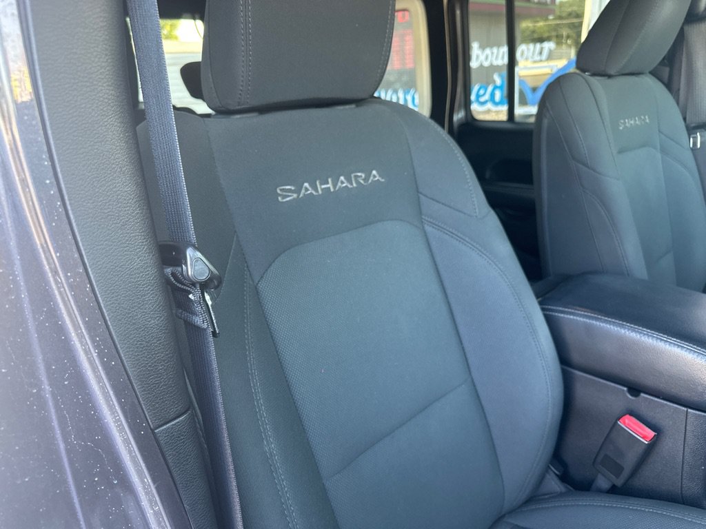 Used 2018 Jeep Wrangler Unlimited Sahara AWD/4WD image 11