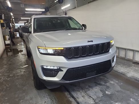 Used 2023 Jeep Grand Cherokee Limited w/ Black Appearance Package AWD/4WD image 4