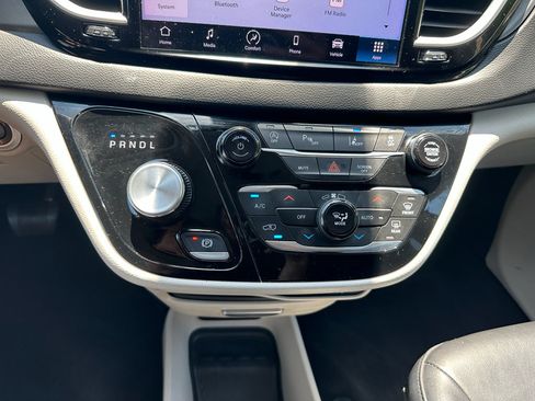 Used 2023 Chrysler Pacifica Touring-L FWD image 18