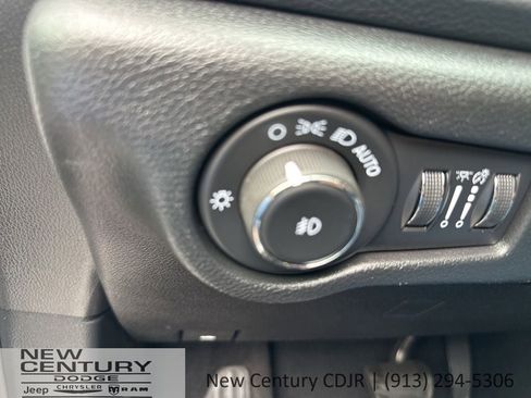 Used 2025 Chrysler Pacifica Limited FWD image 35
