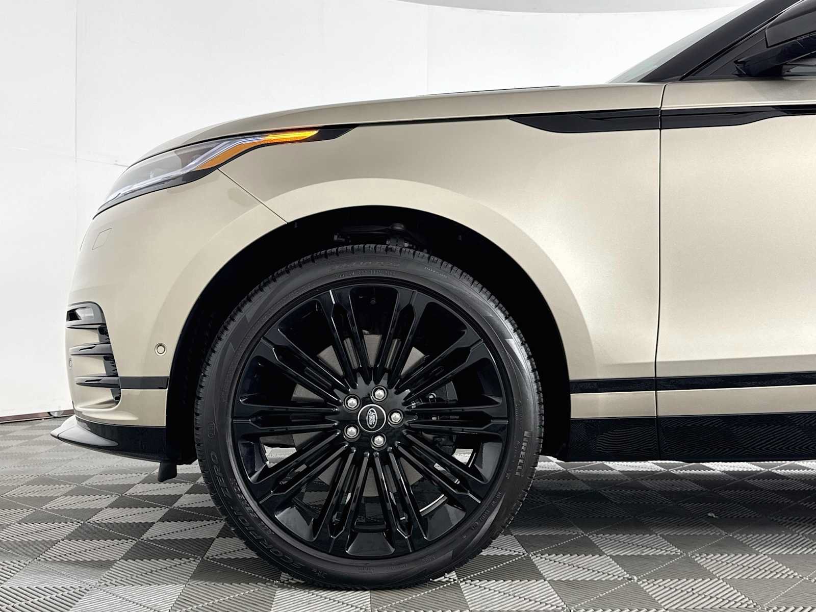 Used 2026 Land Rover Range Rover Velar Dynamic SE AWD/4WD image 30