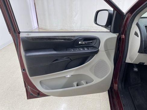 Used 2019 Dodge Grand Caravan SE w/ UConnect Hands-Free Group image 18