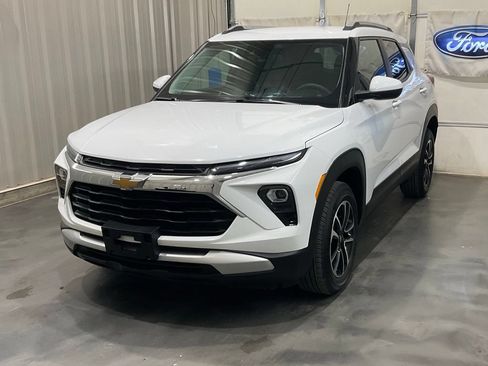 Used 2025 Chevrolet TrailBlazer LT AWD/4WD image 3