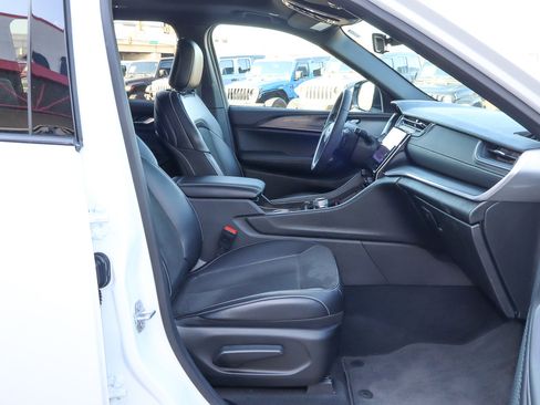 Used 2025 Jeep Grand Cherokee L Altitude image 27