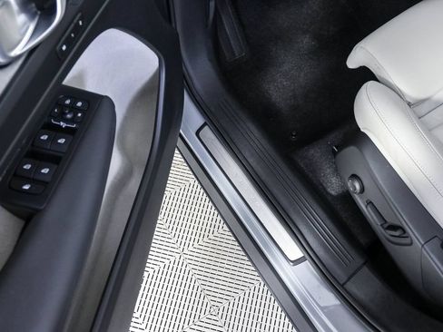 Certified 2026 Volvo XC40 B5 Plus AWD/4WD image 9