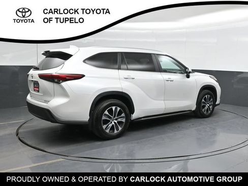 Used 2023 Toyota Highlander XLE AWD/4WD image 3