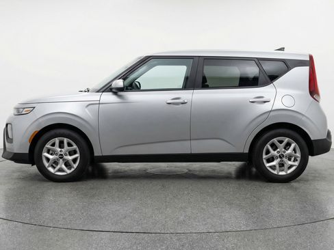 Used 2025 Kia Soul LX w/ LX Technology Package FWD image 5