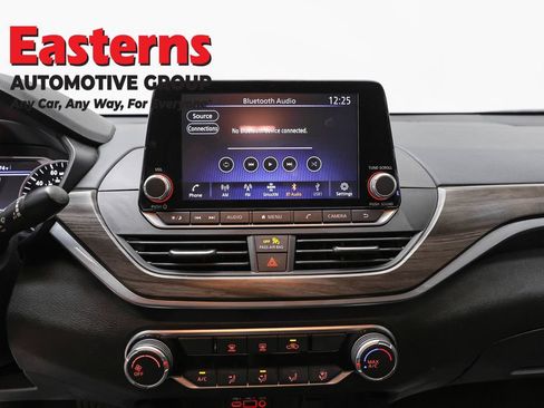 Used 2025 Nissan Altima 2.5 SV FWD image 12