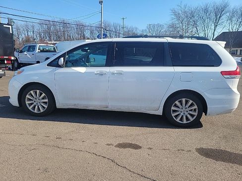Used 2013 Toyota Sienna XLE w/ Entertainment Pkg image 8