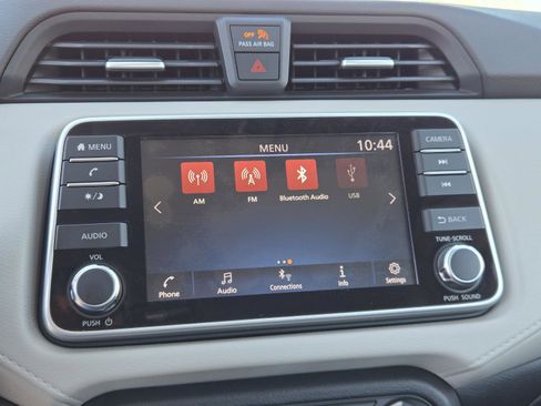 Used 2022 Nissan Versa SV image 8