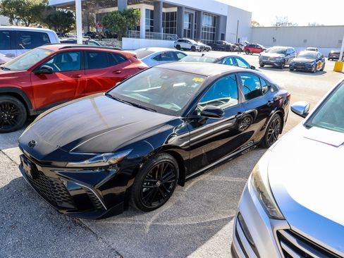 Certified 2025 Toyota Camry SE image 3