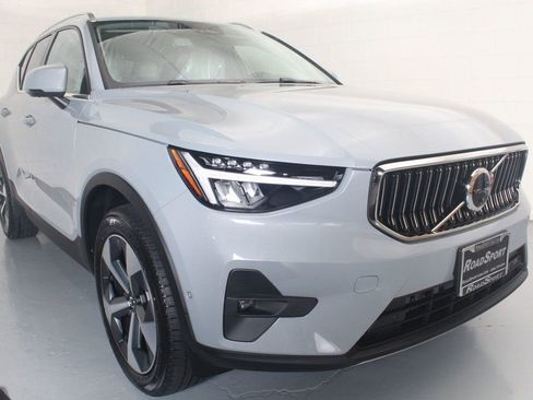 Used 2025 Volvo XC40 B5 Plus AWD/4WD image 15