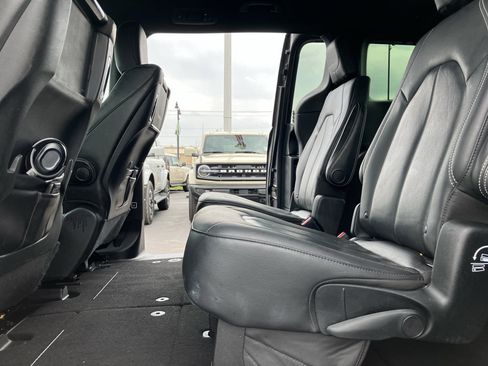 Used 2020 Chrysler Pacifica Touring-L Plus image 32