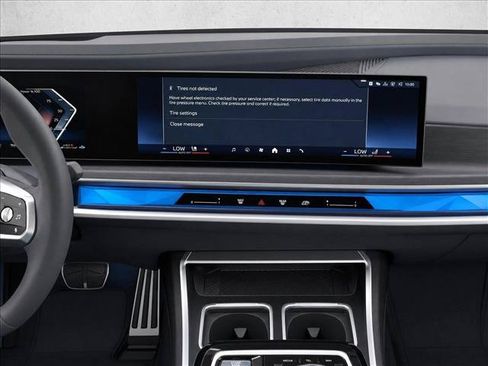 Used 2023 BMW 740i w/ Parking Assistance Package RWD image 18