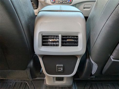 Used 2024 GMC Terrain SLT image 17