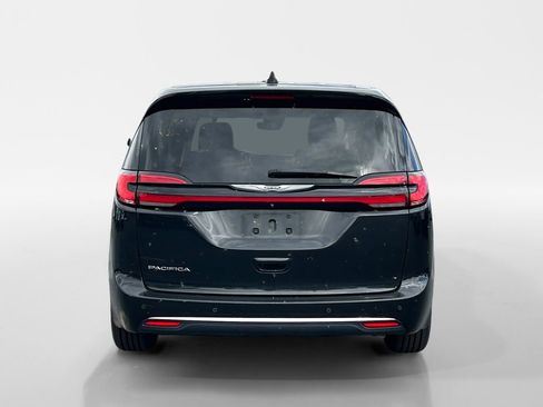 Used 2023 Chrysler Pacifica Touring-L FWD image 4