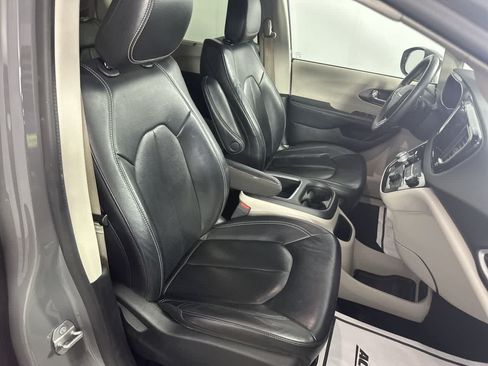 Used 2022 Chrysler Pacifica Touring-L FWD image 21