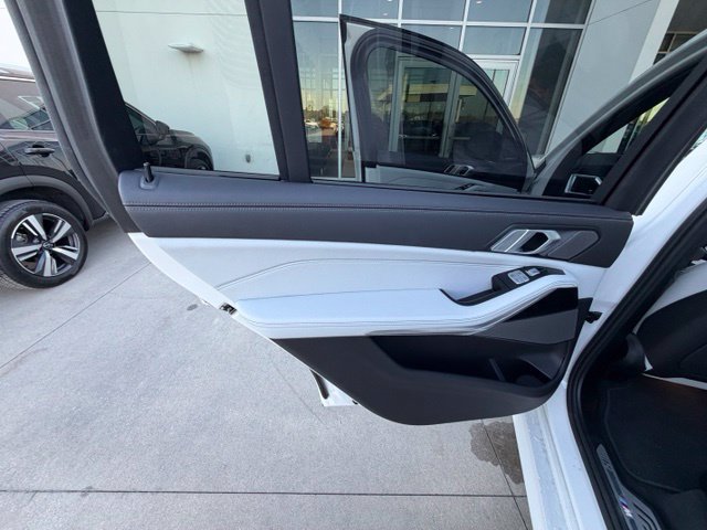 Used 2025 BMW X7 xDrive40i w/ M Sport Package AWD/4WD image 31