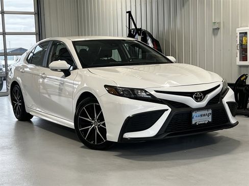 Used 2024 Toyota Camry SE image 1