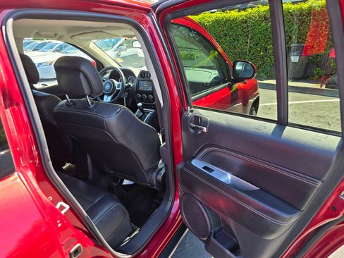 Used 2017 Jeep Compass Latitude FWD image 13