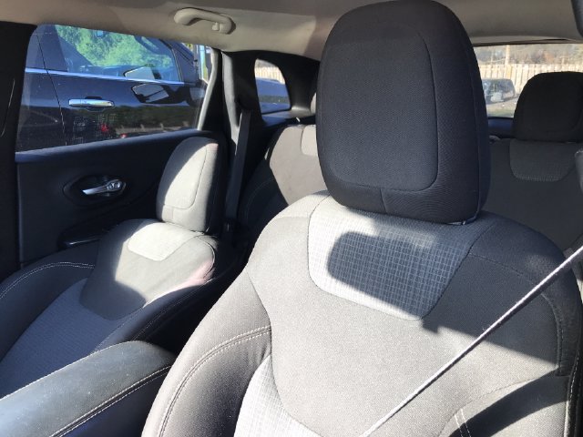 Used 2015 Jeep Cherokee Latitude w/ Cold Weather Group AWD/4WD image 3