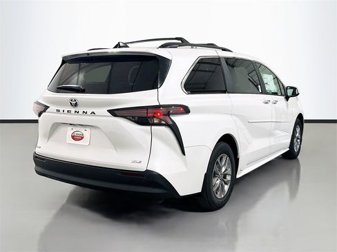 New 2026 Toyota Sienna XLE image 4